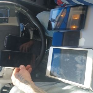 IPad mini iPhone 14 mini apple Mac book pro 2 Samsung phones 1 onn tablet